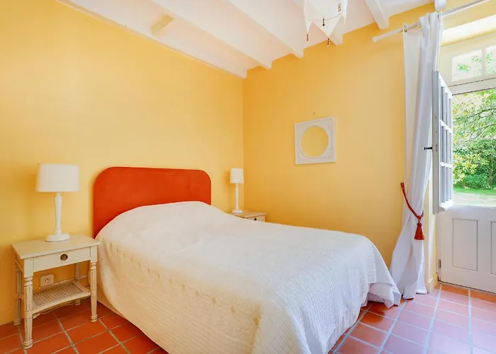 Beautiful In Le Dolent With Wifi Vakantiehuis Nieul-le-Dolent